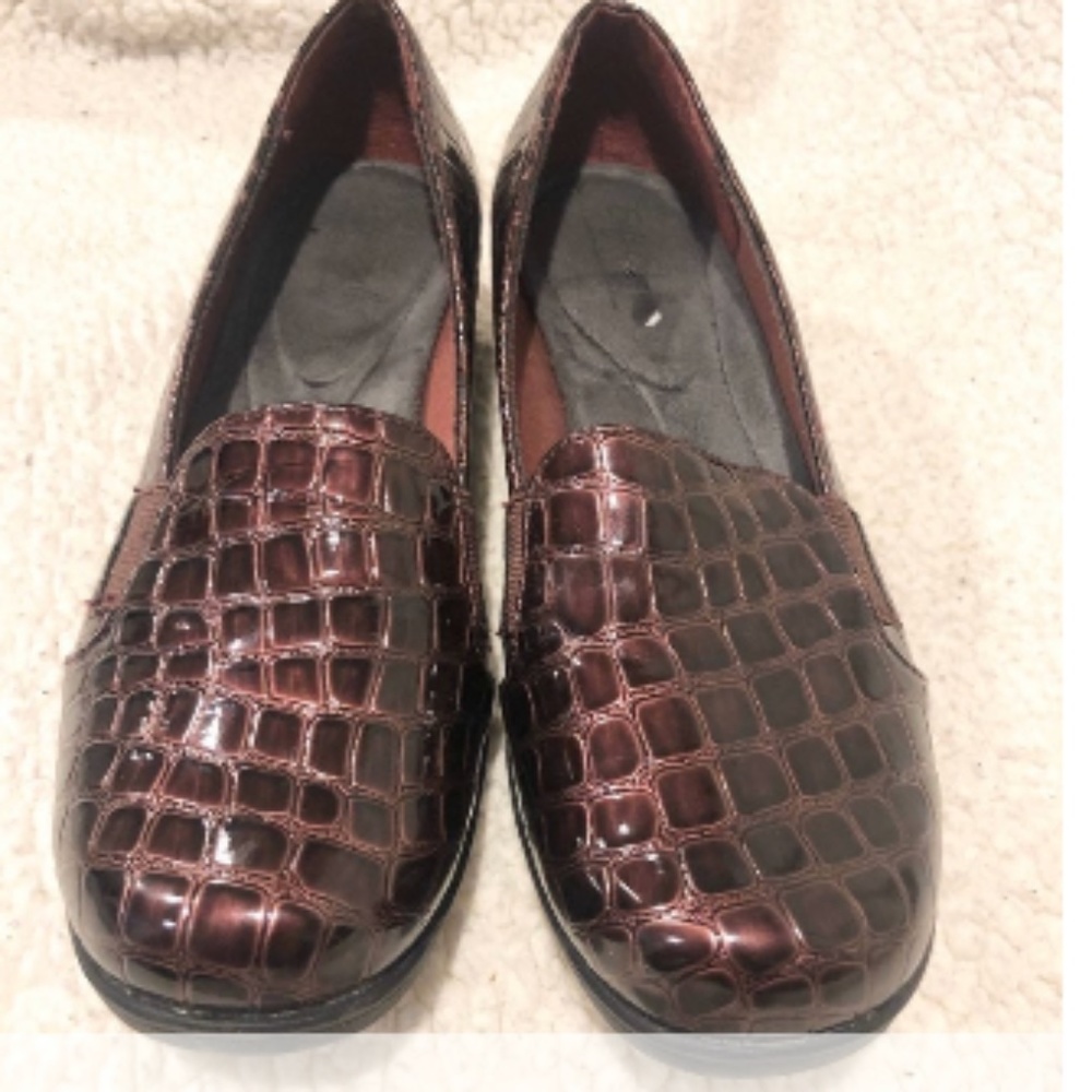 Soft Style wine colored faux crocodile wedges, size 9. Excellent condition like